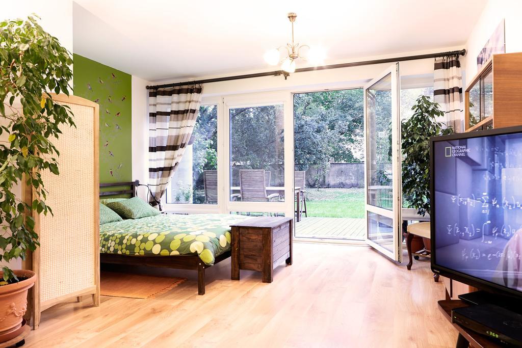 Lovely Garden Flat Near Royal Park Warsaw Bilik gambar
